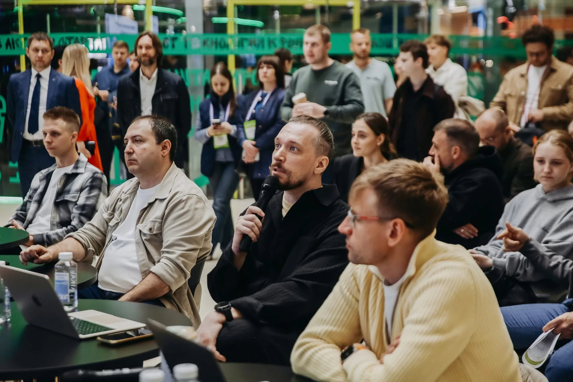 Выступление Дениса Медведева перед аудиторией Startup Village 2026