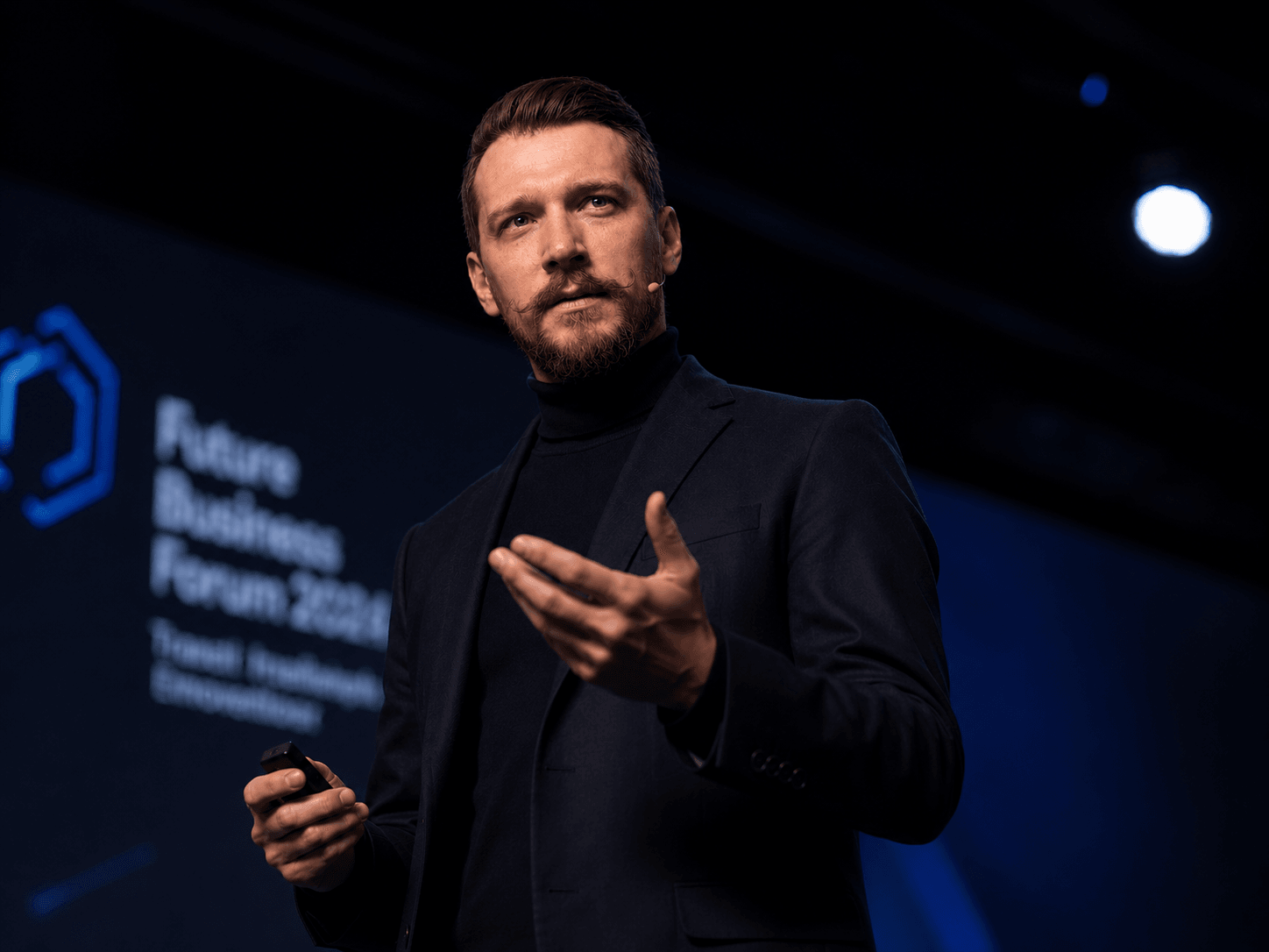 Денис Медведев выступает на Startup Village 2026
